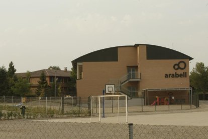 Imatge dels edificis de l’escola Arabell, que per primer vegada tindrà professorat masculí.