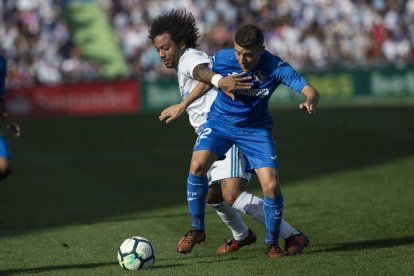 Marcelo pugna amb Portillo en una acció del partit d’ahir entre el Getafe i el Madrid.