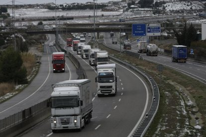 Más de un millar de camiones pudieron entrar por la tarde en Lleida tras pasar la noche en Fraga.