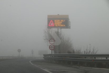 Un panell informatiu a l'autopista AP-2.