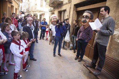 Foto de archivo de un acto festivo frente la casa de Pedrolo.