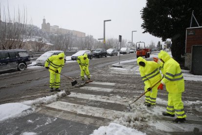 La brigada de Balaguer trabajando ayer por la mañana para reitrar la nieve de las calles.