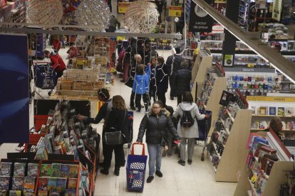 Els lleidatans van aprofitar l’obertura festiva per comprar, com a la imatge al Carrefour.