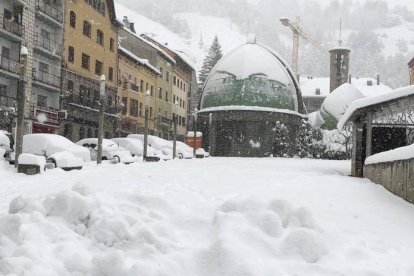 Imagen de la iglesia nueva de El Pont de Suert, localidad donde la nevada dejó hasta medio metro de nieve.