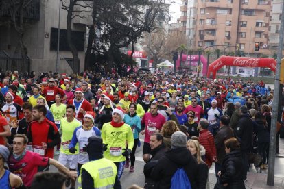 La Sant Silvestre de Lleida va tornar a ser multitudinària i aquest cop en horari matinal.