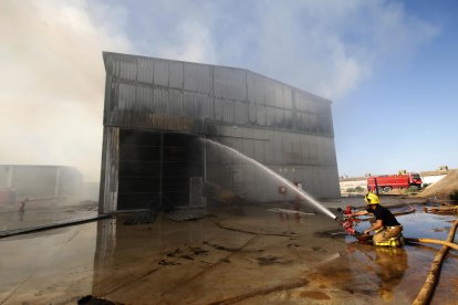 Incendio en una empresa de Alcarràs el pasado verano. 