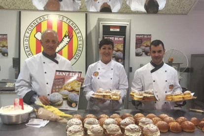 Panaderos muestran varios tipos de Cristines de Sant Blai.