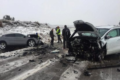 Los dos vehículos siniestrados en la carretera A-1234 en Albalate de Cinca. 