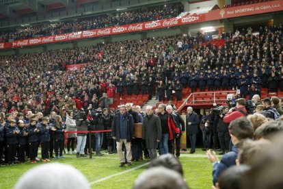 Excompañeros de Quini entraron el féretro al césped de El Molinón, entre la ovación de los aficionados.