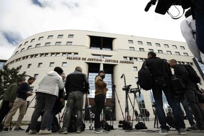 Imatge de l’exterior del Palau de Justícia de Navarra minuts abans que es conegués la sentència sobre La Manada.