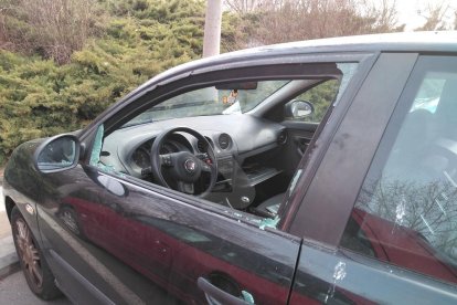 Imatge d'arxiu d'un robatori en un vehicle aparcat a l'avinguda Tarradellas de Lleida, al pàrquing de la passarel·la dels Camps Elisis.