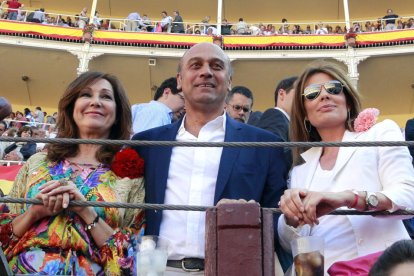 Imatge d’arxiu d’Ana Rosa Quintana amb el marit, Juan Muñoz, a la plaça de Las Ventas.