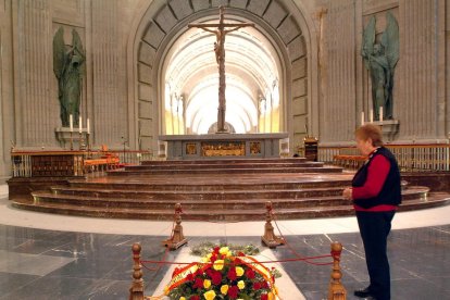 Una dona, davant de la tomba de Francisco Franco al Valle de los Caídos.