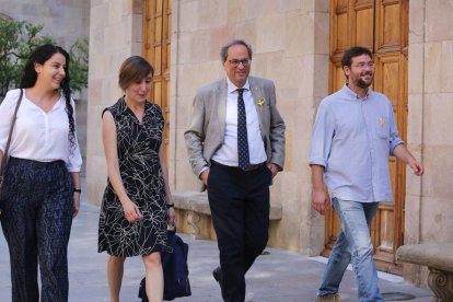 Torra, ayer, con Albano Dante Fachín (d), la diputada de En Comú Marta Sibina (c) y la edil Laura Haba (i).