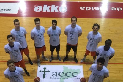 Los jugadores posaron ayer con una camiseta de la asociación en el Barris Nord.