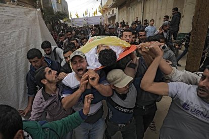 Imatge del funeral d’un dels palestins que van morir a les protestes protagonitzades a la frontera entre Gaza i Israel divendres.