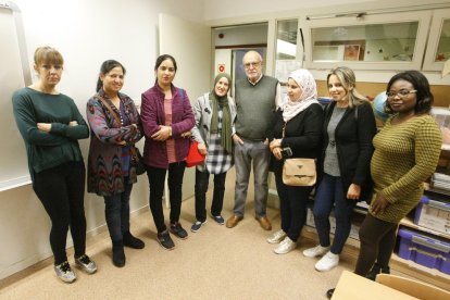 Parte de las madres, con el voluntario que imparte las clases.