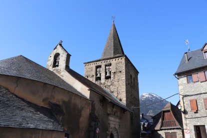 Les esquerdes al campanar de l’església de Gessa.