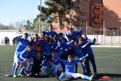 Els jugadors del Juvenil del Lleida celebren la permanència.