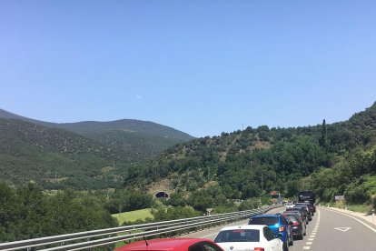 Cues de 10 quilòmetres per entrar a Andorra per la Farga de Moles