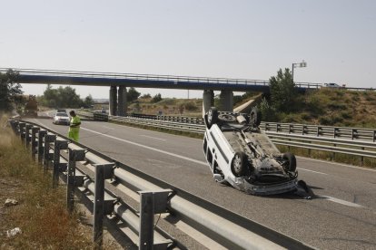 Vista de la furgoneta accidentada ahir a l’A-2 a Lleida i que va ocupar un carril en direcció Barcelona.