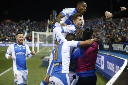 Jugadores del Leganés celebran su gol ante el Sevilla.