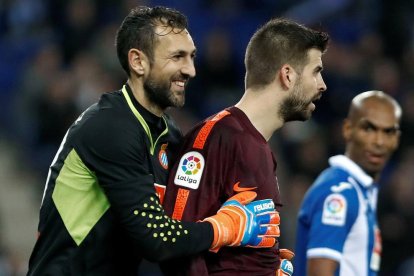 Diego López subjecta Gerard Piqué durant l’últim derbi barceloní.