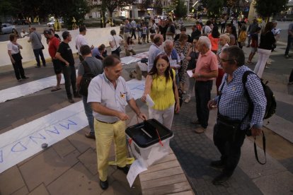 Les paperetes de vot del referèndum van omplir ahir la paret del CAP de Cappont, on els CDR també van instal·lar una placa ‘rebatejant’ la plaça 1 d’octubre.