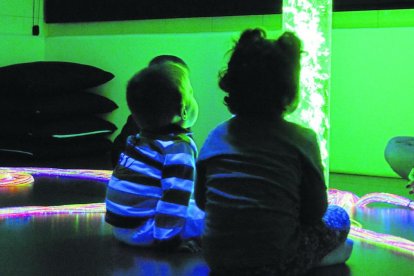 Alumnos de infantil de la escuela Santa Anna, durante una clase de inglés en la sala Snoezelen.