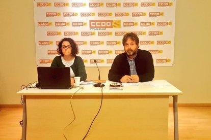 Romina Garcia y Ricard Bellera durante la presentación del informe.me