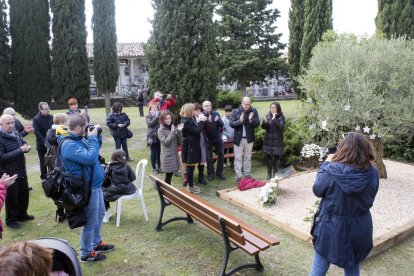 Momento de la inauguración de este espacio en el cementerio de Cervera.