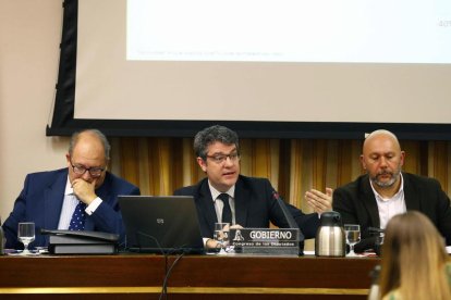 El ministro Álvaro Nadal (c), durante su comparecencia en la comisión de Energía.