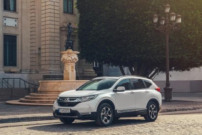 .El CR-V amb motor híbrid gasolina-elèctric de 184 CV i tracció davantera consumeix 5,3 l/100 km i emet 120 g/km de C02.