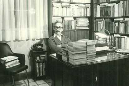 Manuel de Pedrolo, a l’espai de treball.