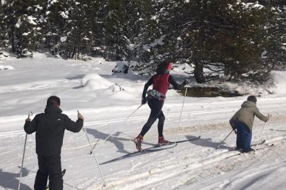 Alguns dels primers esquiadors a l’estació d’esquí nòrdic de Lles de Cerdanya.