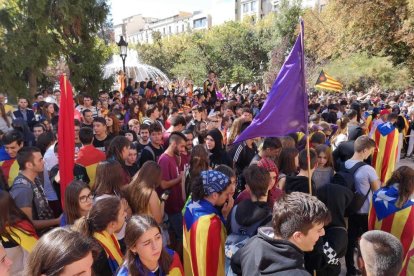 Els manifestants, davant de la subdelegació del Govern