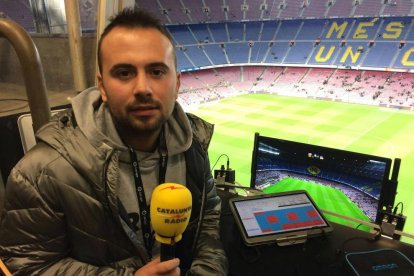 L'Aleix, a la cabina de ràdio del Camp Nou.