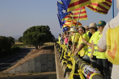 Alguns dels participants a la protesta a l’A-2 al seu pas per Mollerussa.