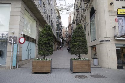 Dos jardineres situades a la cruïlla de l’avinguda Blondel amb el carrer Cavallers.