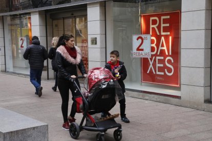 Carteles de segundas rebajas en un establecimiento del Eix.