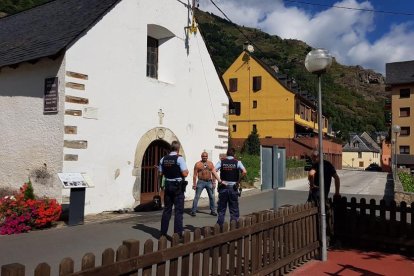 Los Mossos hablaron ayer con el vecino encadenado en Bossòst. 