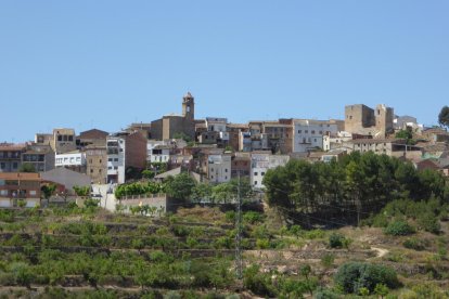 Panorámica de L’Albagés con la torre de la iglesia a la izquierda.