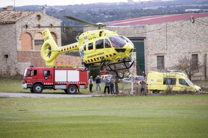 Imatge de l’helicòpter del SEM que va evacuar ahir el ferit de més gravetat després de l’explosió a Santa Fe de Segarra.