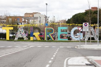 La rotonda d’accés a Tàrrega apareix envoltada de llaços grocs