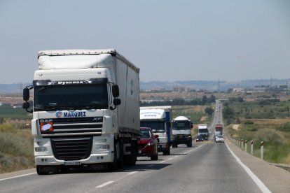 Imagen de camiones circulando ayer por la carretera N-240.