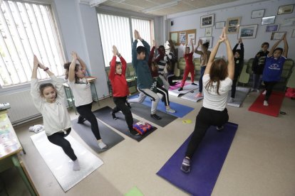 Estudiantes de ESO del instituto Josep Lladonosa de Pardinyes, haciendo yoga en clase de música.