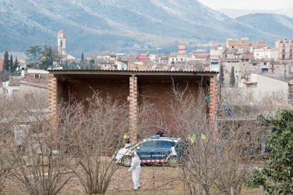 Agentes de la Policía Judicial realizando un registro en el domicilio de Anglès.