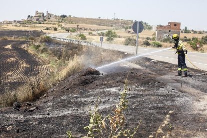 Un bomber en les tasques d’extinció ahir a Cervera.