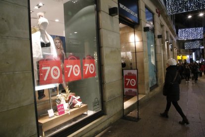 Un establecimiento del Eix Comercial con carteles de rebajas de hasta el 70%.