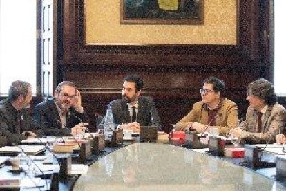 La Mesa del Parlament se reúne para debatir si veta o no las enmiendas de la CUP